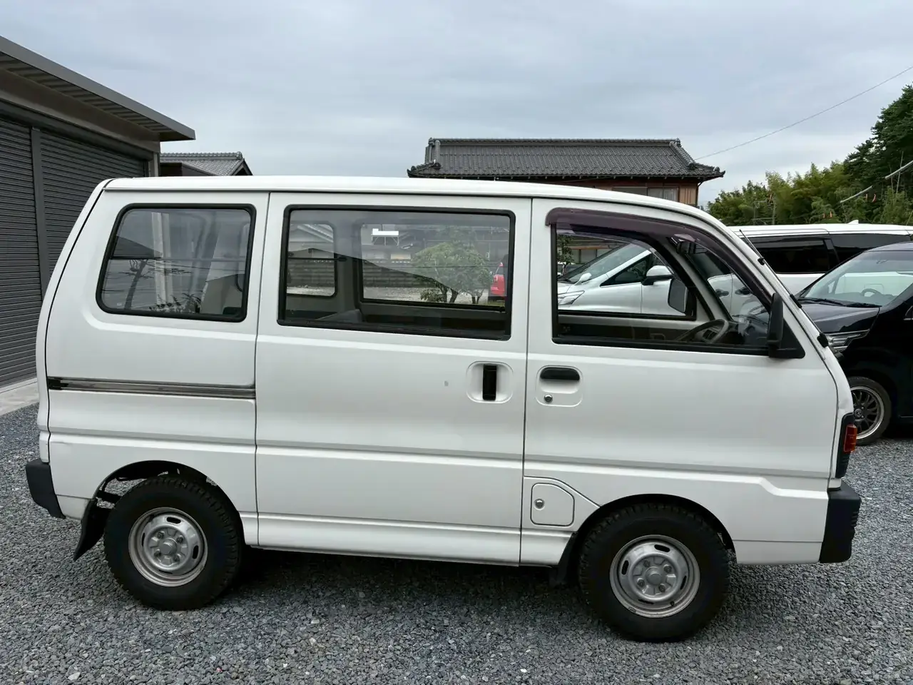 Walkaround photos of a Kei van sent to a buyer for approval before purchase